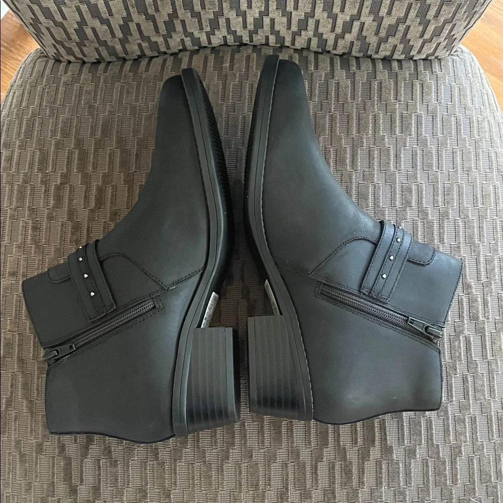 New Clarks Women's Danyelle Wish Zip Heeled Ankle Bootie Black NWT box